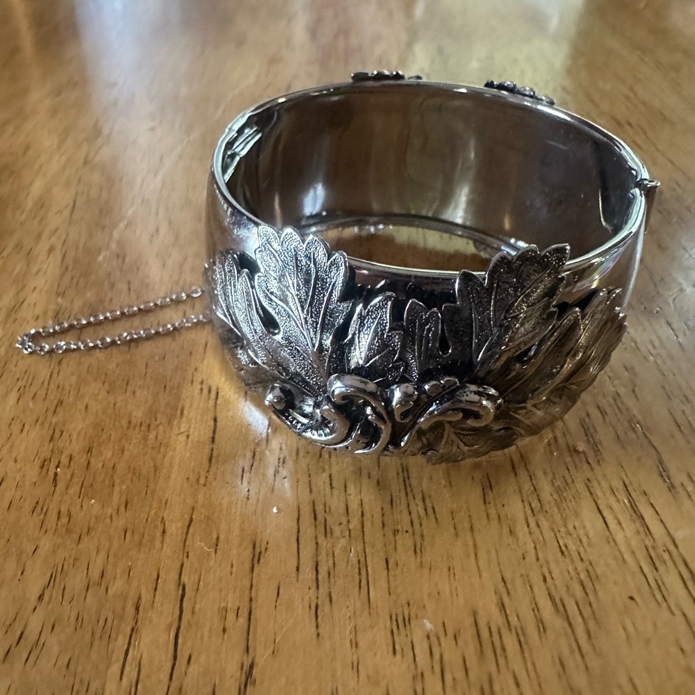 Elegant Vintage  Silver Leaf Bracelet